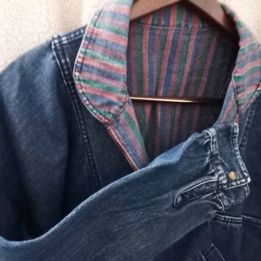 White Tiger brand, size medium, ble denim, reversible side blue, green, burgundy